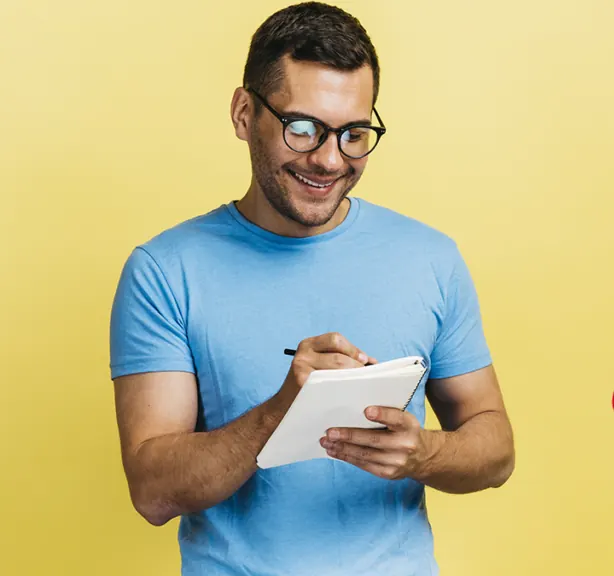 Uomo con occhiali che prende appunti