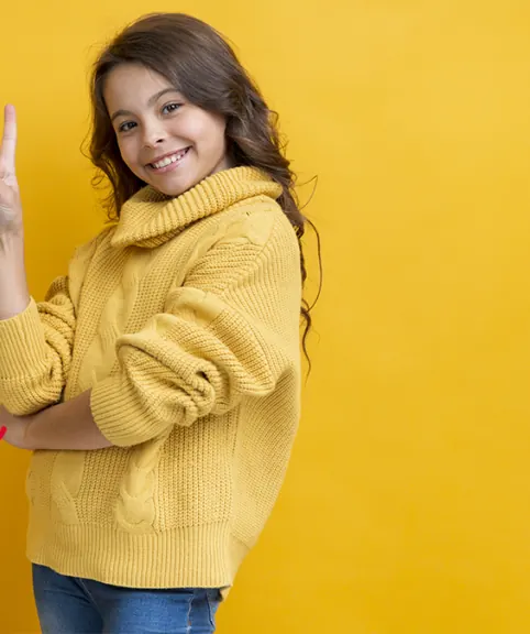Ragazza sorridente con maglione